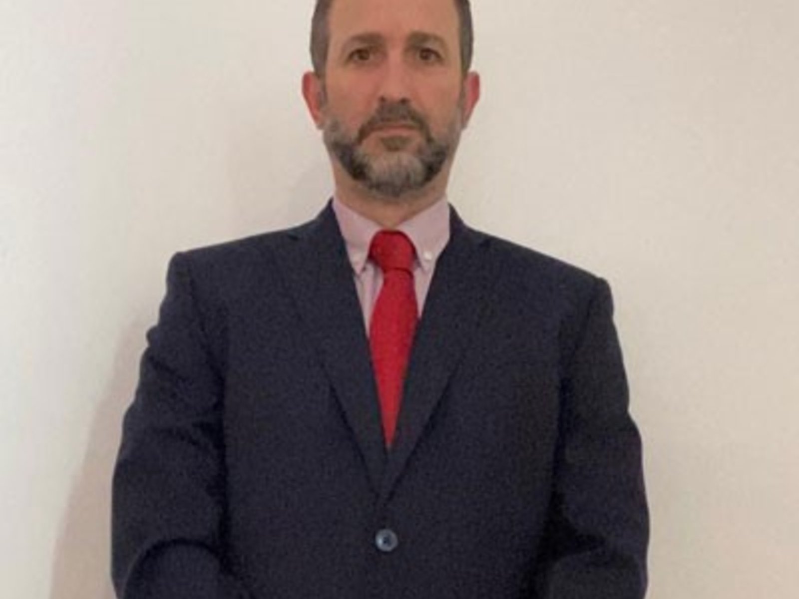 irrumpen con armas blancas en su despacho para reclamar por detenidos