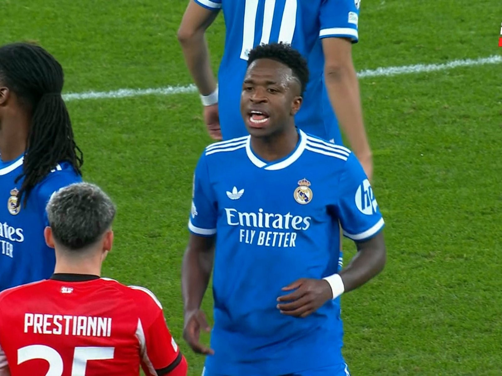 la UEFA analiza los informes y advirtió posibles sanciones