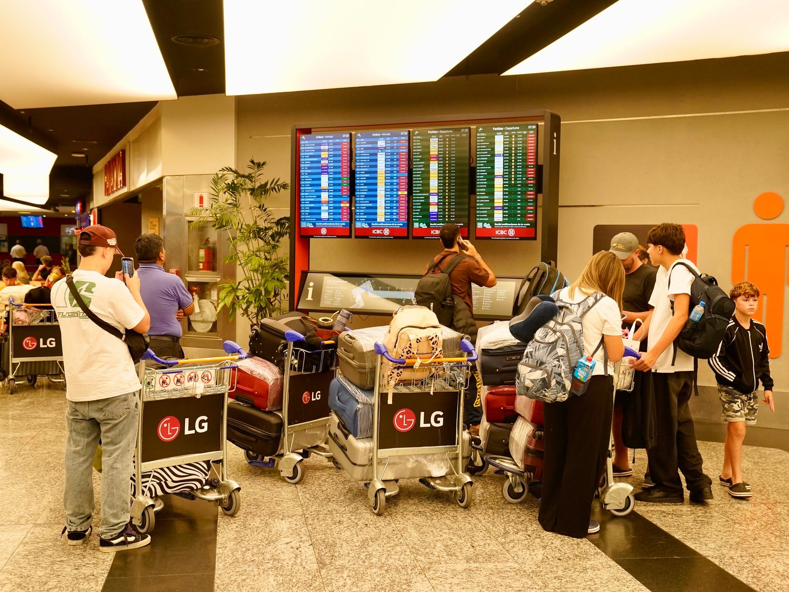 la impotencia de una familia que se iba de vacaciones a Brasil y quedó varada en Ezeiza por el paro de la CGT