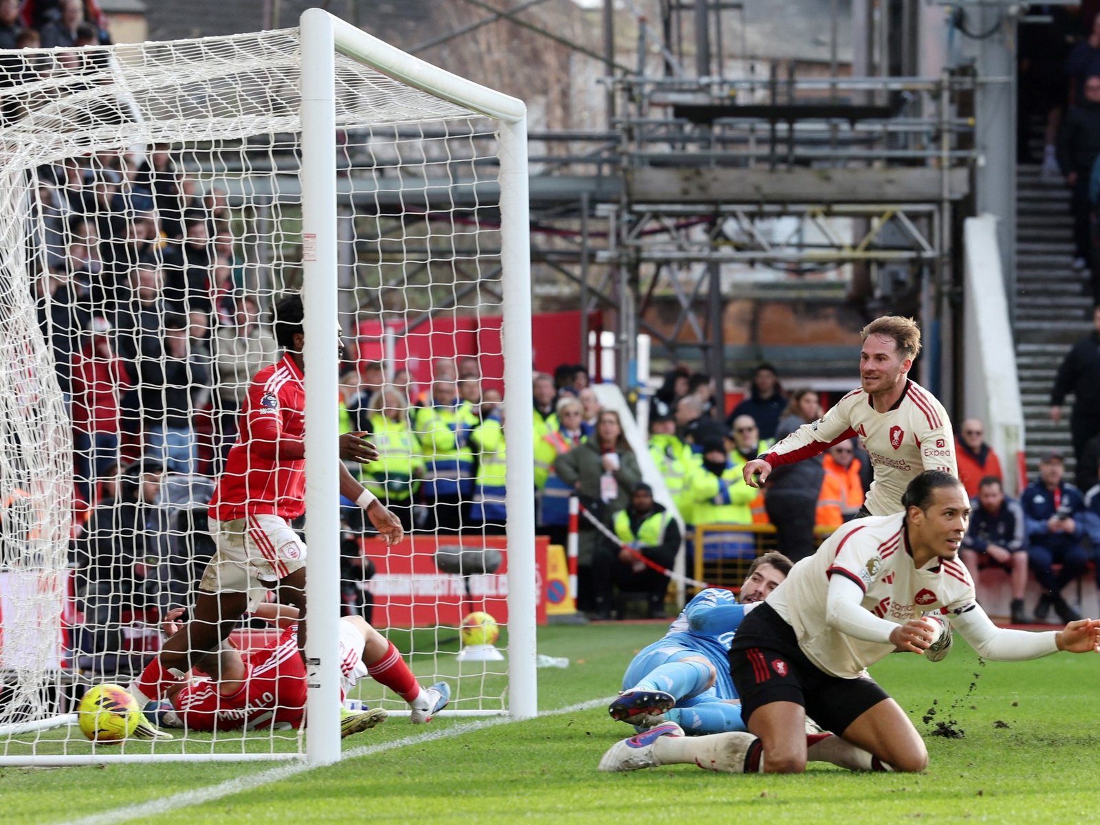le anularon el gol más insólito de su carrera y sobre la hora le dio el triunfo a Liverpool vs Nottingham por la Premier