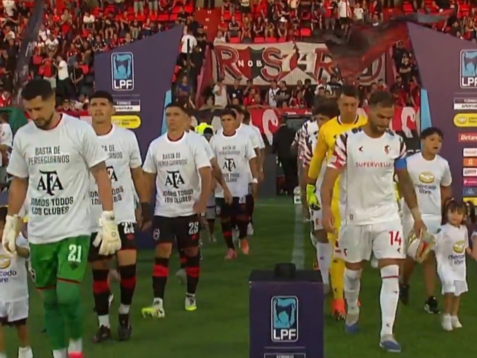 los hinchas volvieron a insultar a Chiqui Tapia