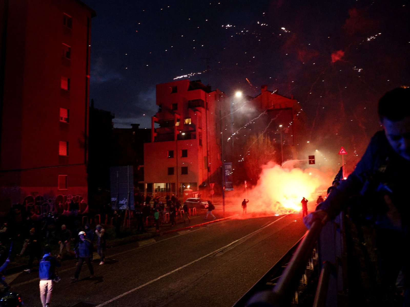 miles de personas marcharon contra los Juegos Olímpicos de Invierno y un grupo se enfrentó con policías