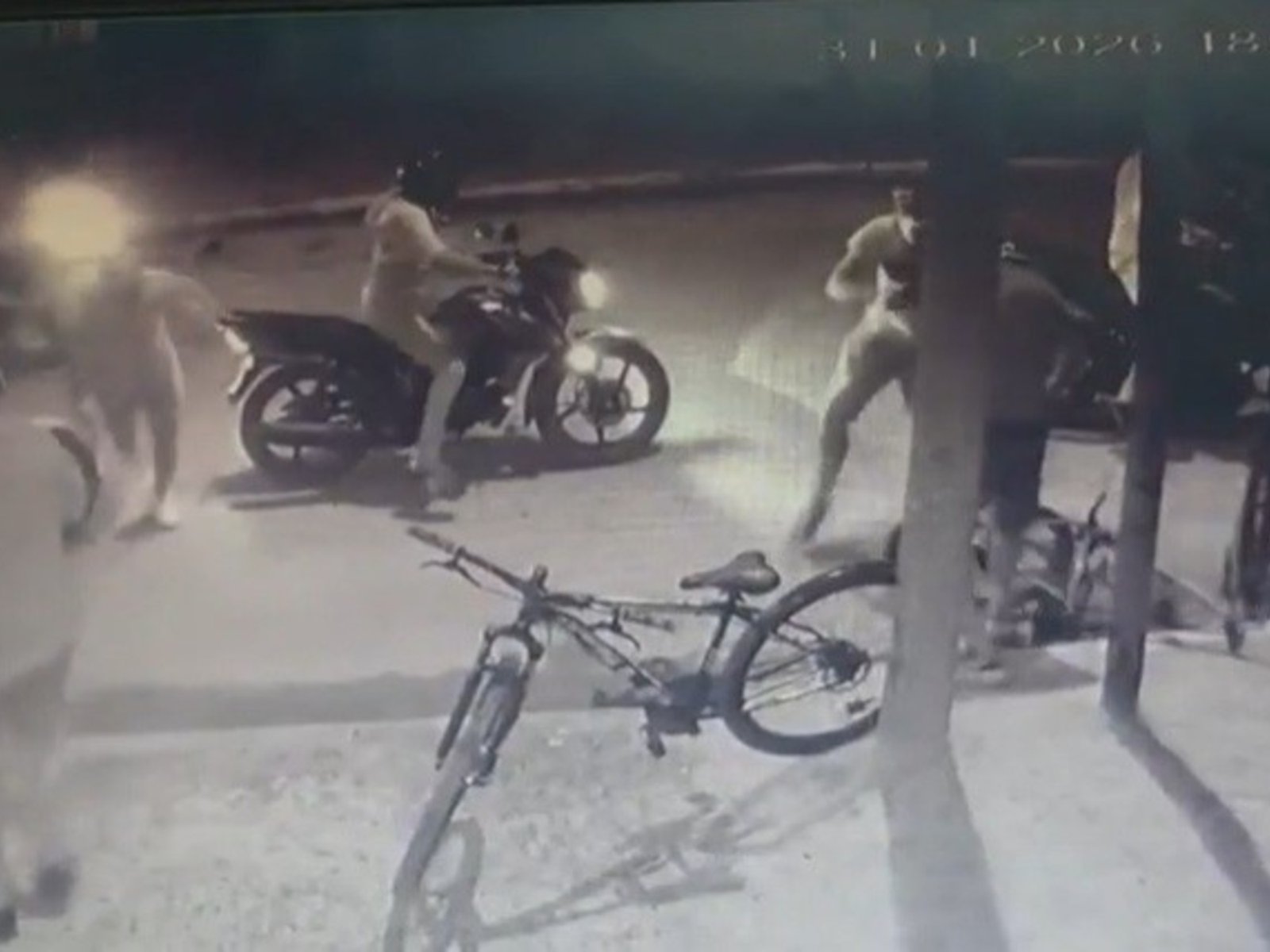 motochorros atacaron a su hijo en la puerta de su casa, salió a defenderlo y le dispararon cuatro tiros