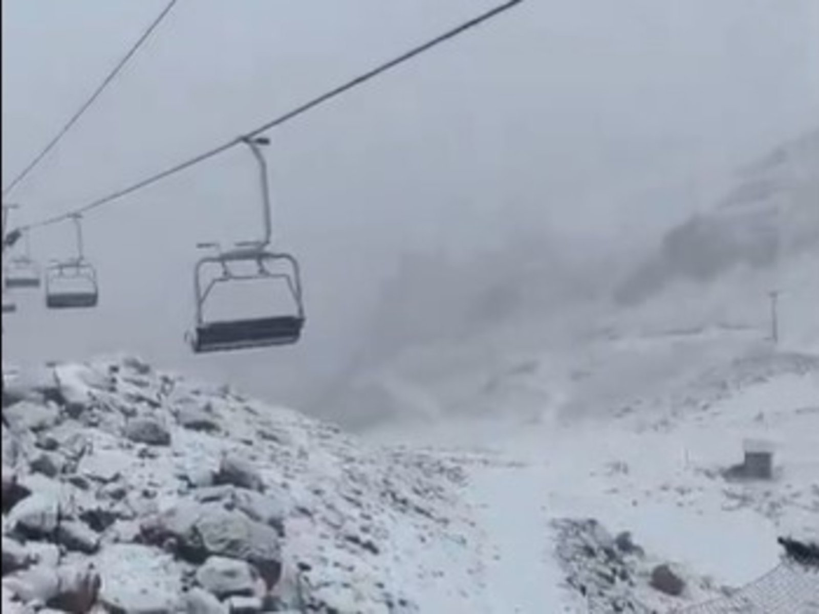 nevó en pleno verano y la cumbre se tiño de blanco