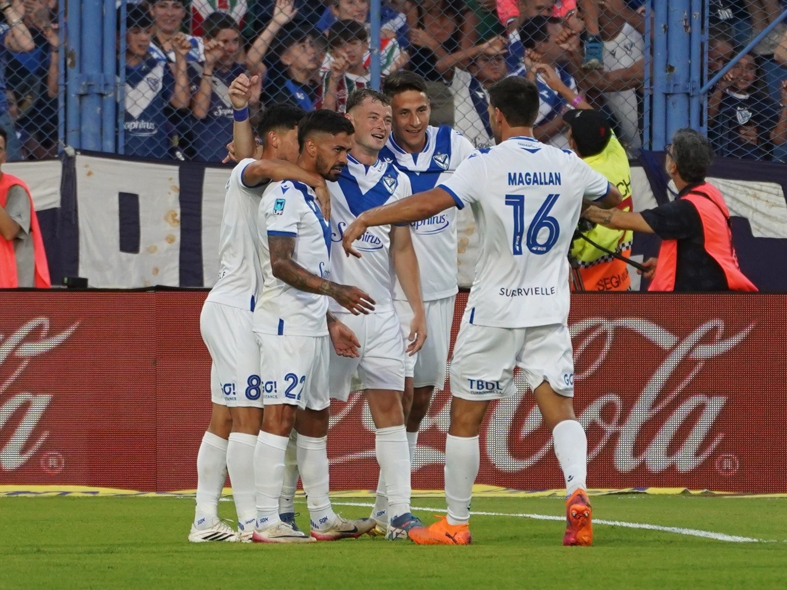 perdió con Vélez con gol de un de los descartados por Gallardo y se lesionaron Juanfer, Armani y Páez