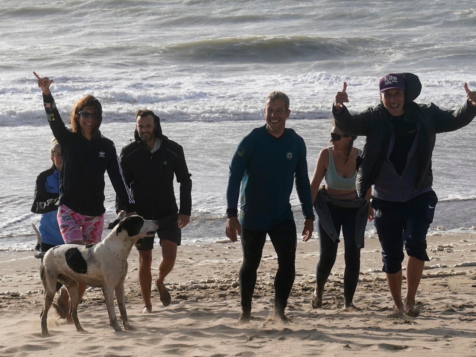 quiénes son los turistas que se activan en la playa con la salida del sol