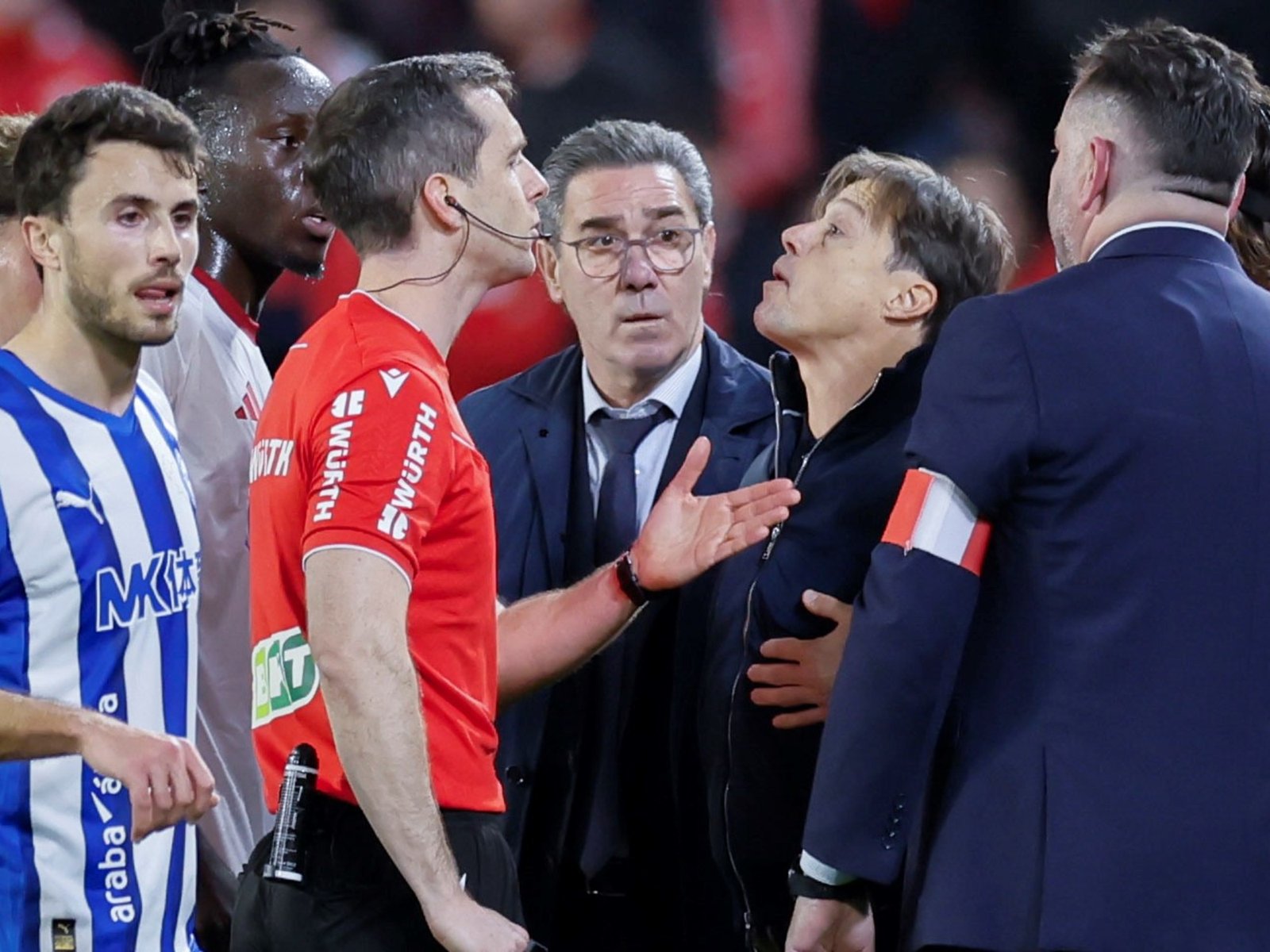 siete partidos afuera tras su estallido en el partido del Sevilla contra Alavés