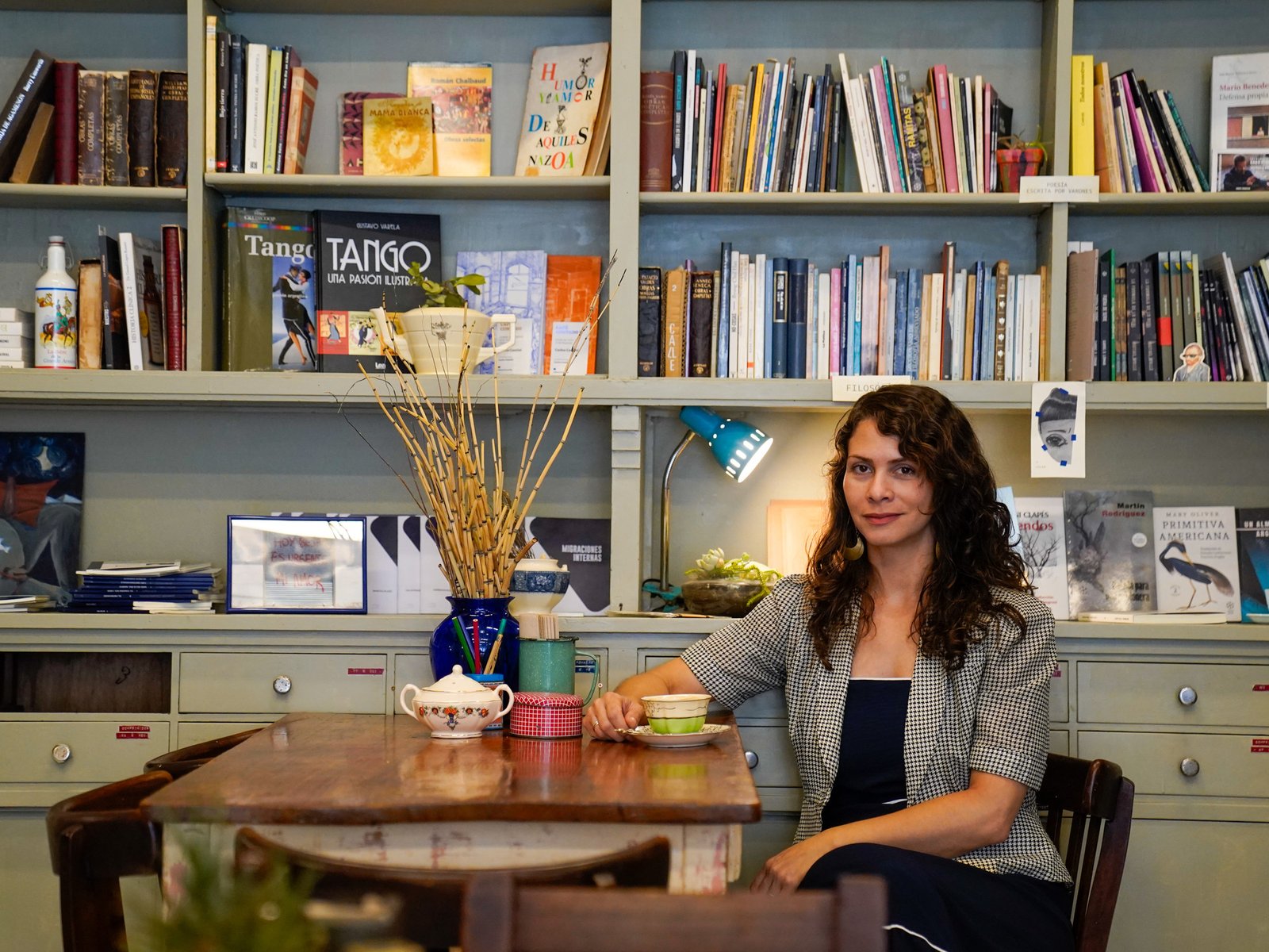 trajo 80 en cuatro valijas y cumplió su sueño de un café literario