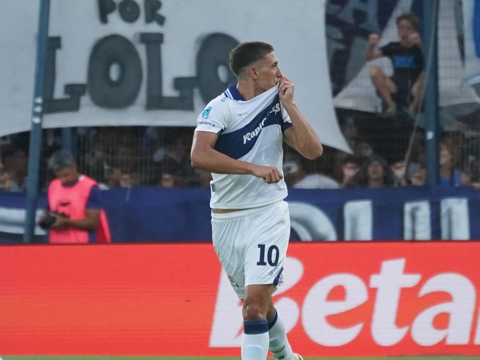 tras el gol olímpico a Racing ahora festejó ante Aldosivi con un tiro libre casi imposible