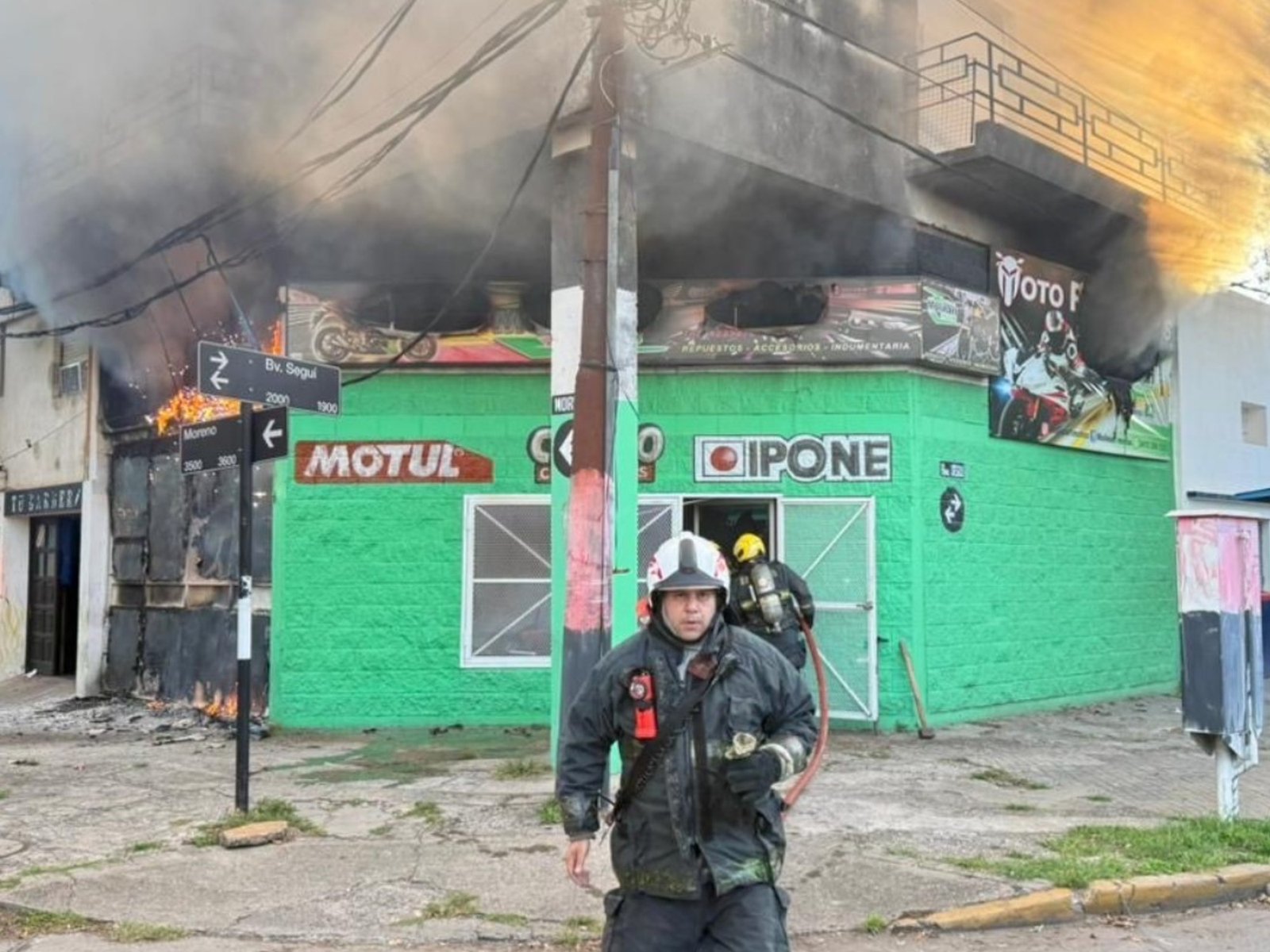 un incendio devoró un local de motos que estaba enganchado de la luz