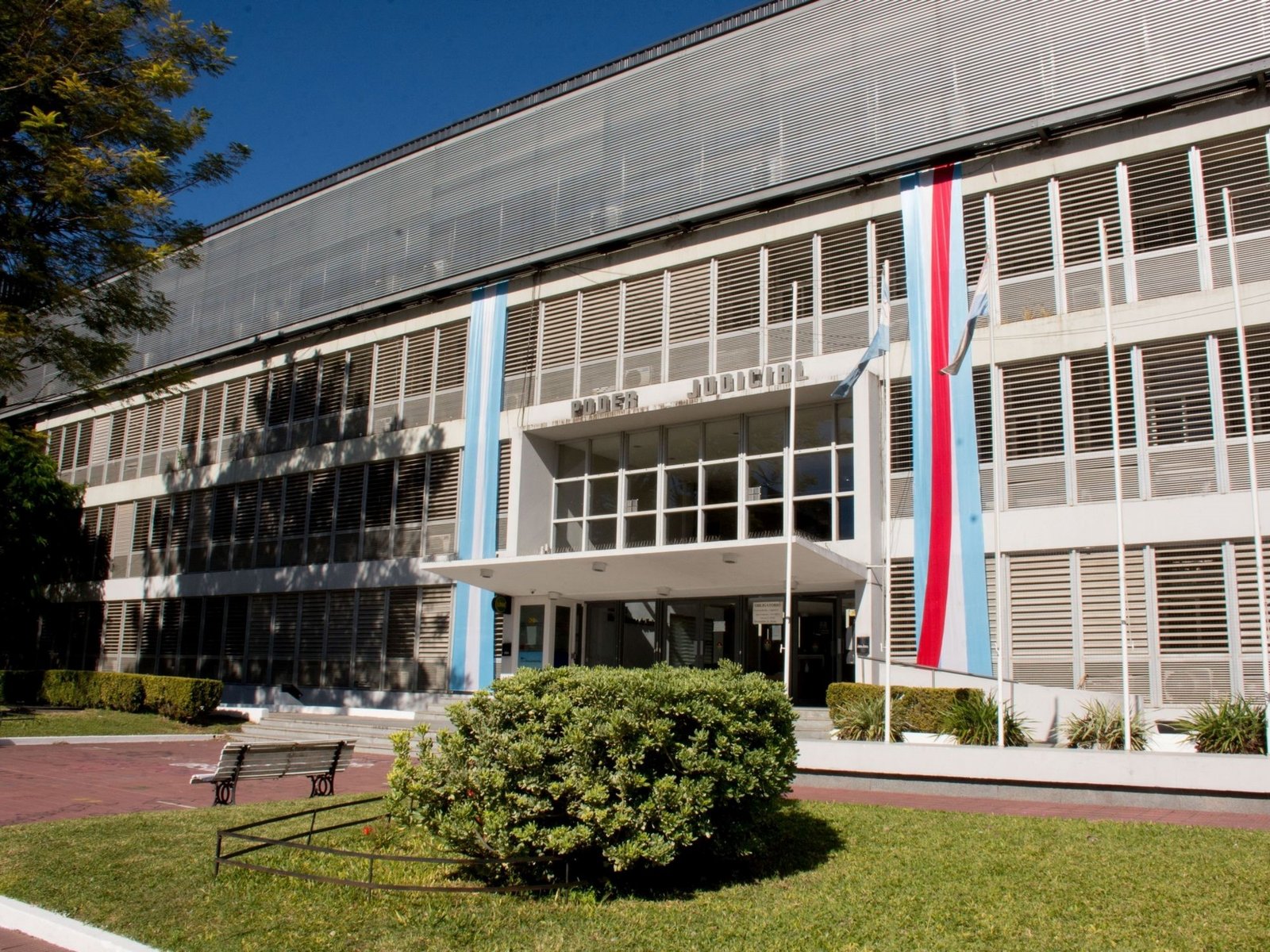 un jurado popular declaró culpable a dos policías por abusar sexualmente de dos adolescentes en un hogar de resguardo