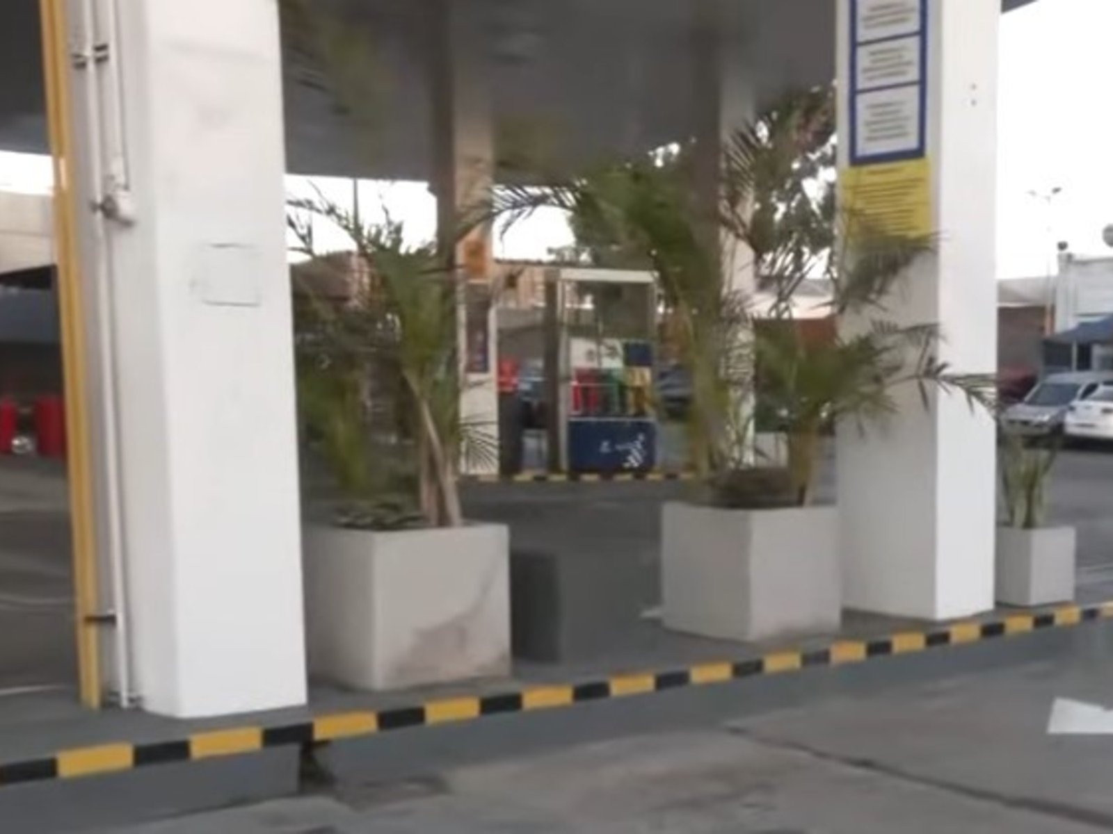 un muerto, tres heridos y un policía detenido