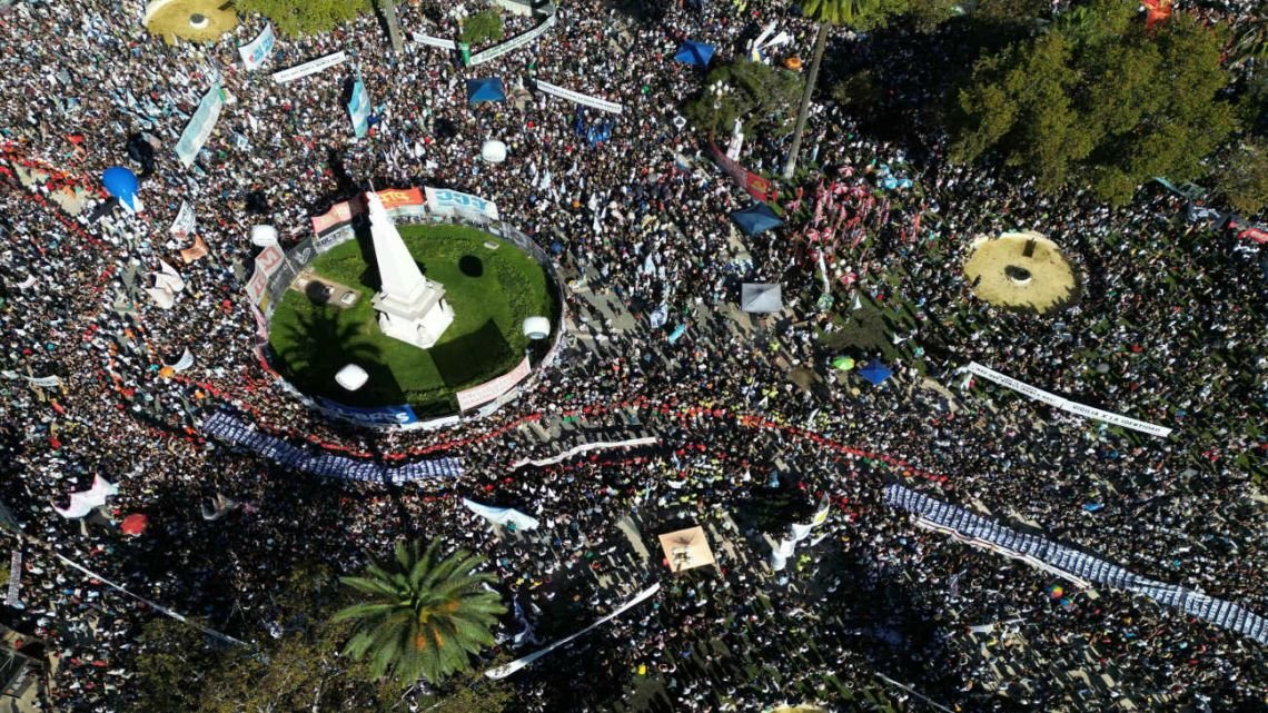 A 50 años del Golpe y con una Plaza de Mayo, comenzó el acto para blindar la Memoria