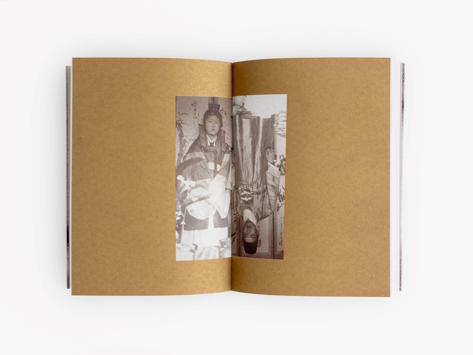 A través de 1.300 fotos, la artista de origen coreano Suwon Lee reescribe la historia de sus abuelos