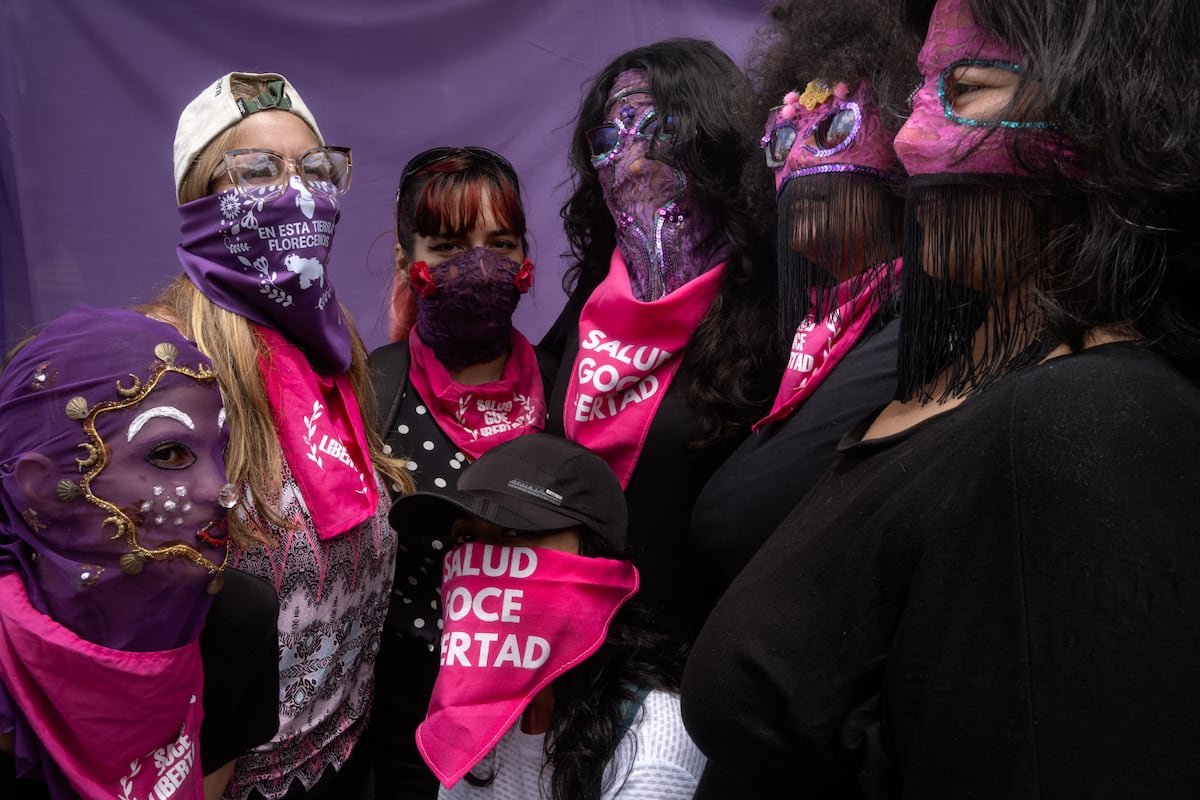 Activistas, feministas, mujeres de partidos opositores y madres de presos políticos comparten las calles de Caracas por el 8M