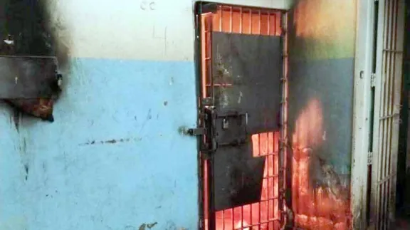 Alcaidía de Trelew: Enojados porque les secuestraron celulares, presos prendieron fuego colchones