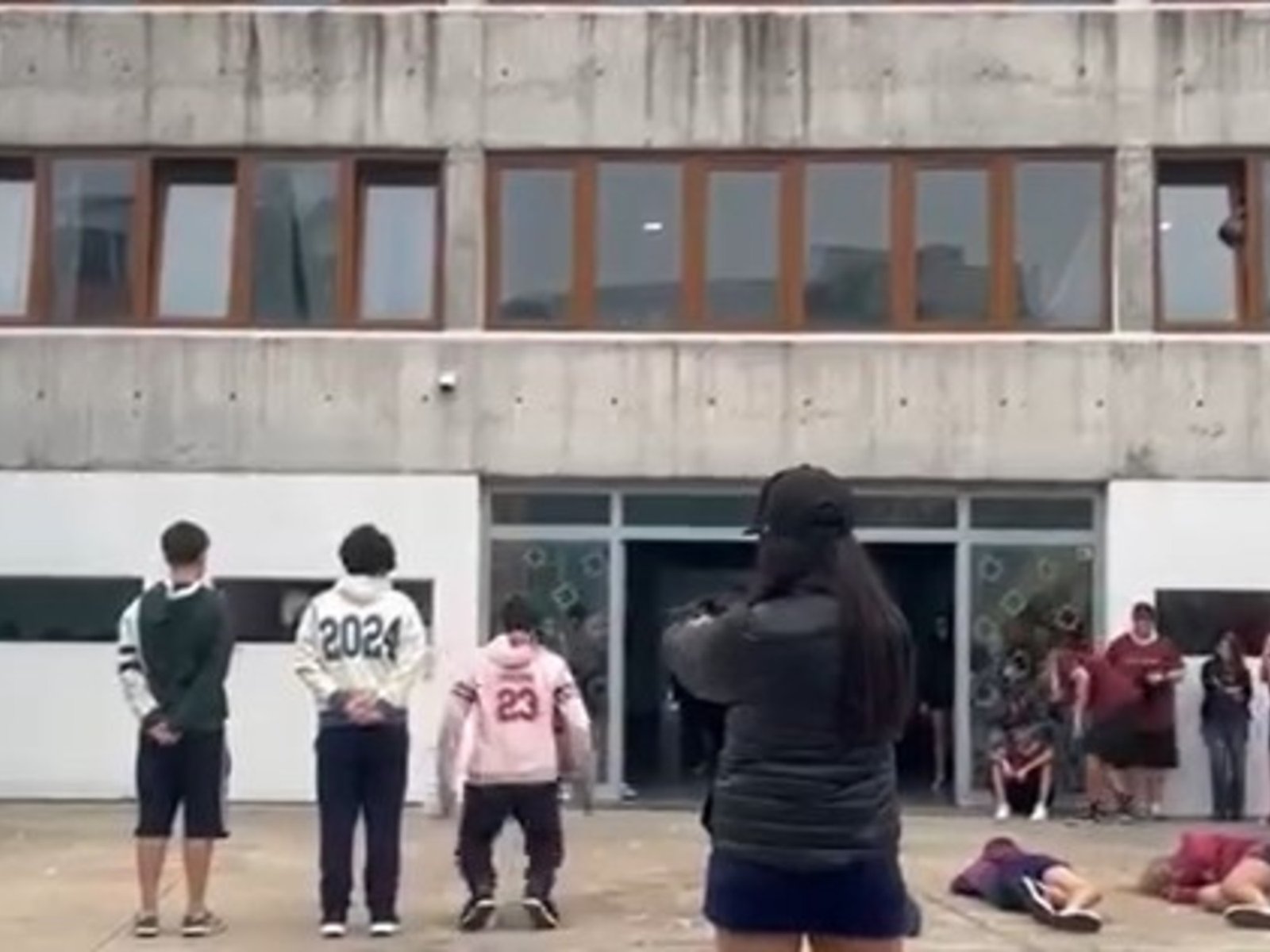Alumnos de un colegio alemán de El Palomar hicieron un polémico simulacro de fusilamiento grupal