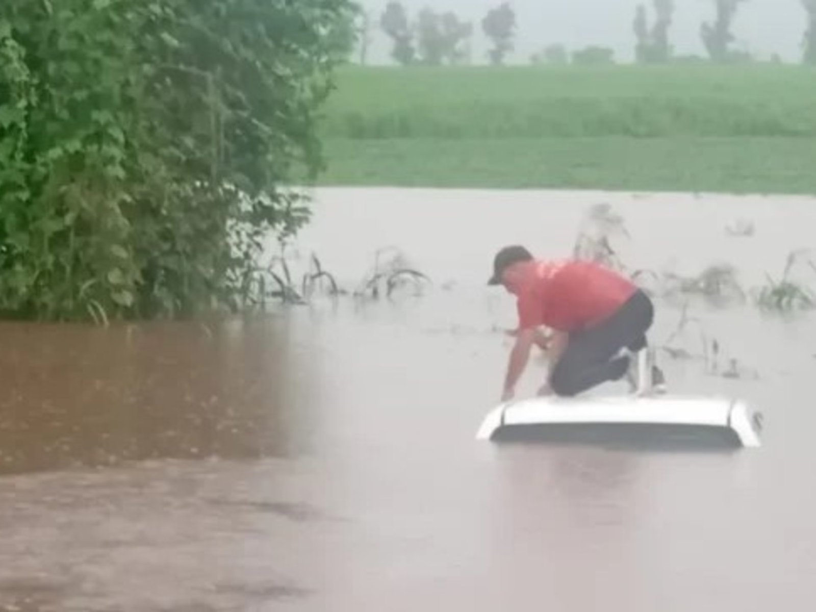 Anegamientos, cortes de rutas y operativos de emergencia por las inundaciones en Tucumán