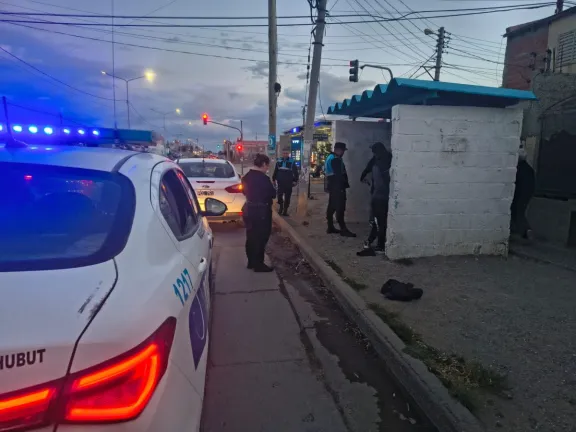 Apuñalaron a un hombre en una garita de avenida Polonia