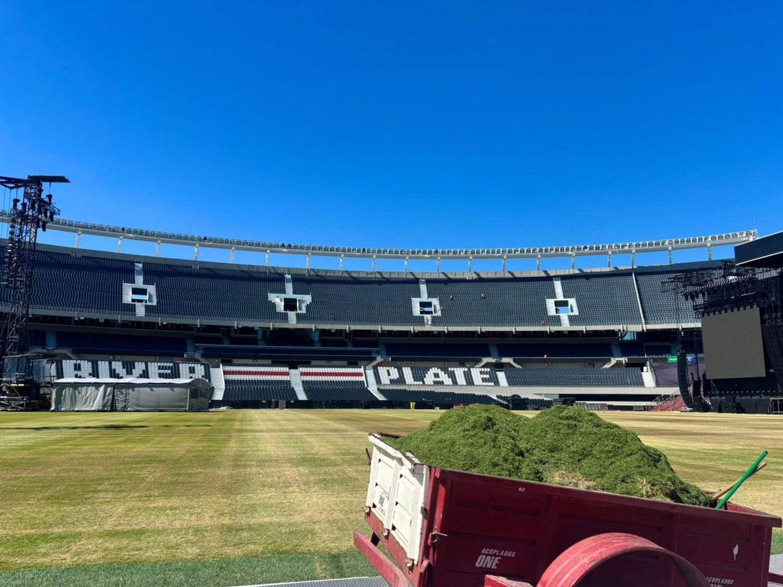 Así trabajan en el césped del Monumental entre los recitales de AC/DC :: Olé