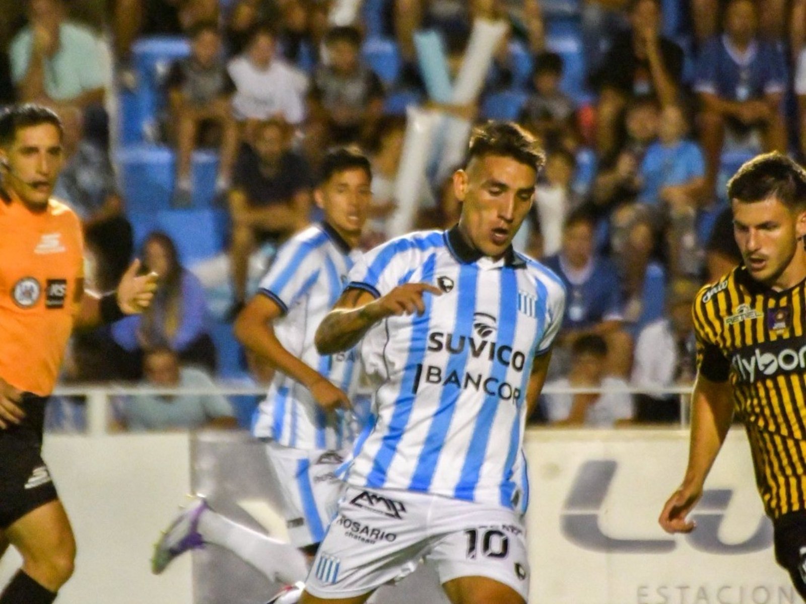 Asistencia y ovación: el primer partido como titular de Centurión en Racing de Córdoba :: Olé