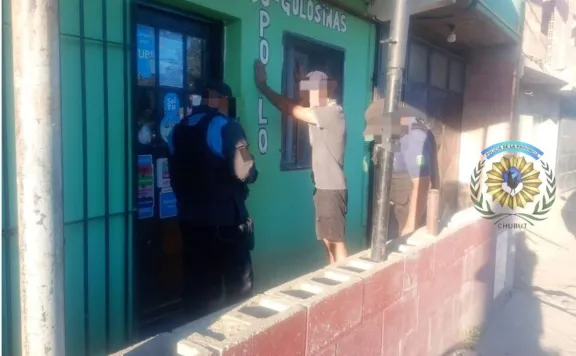 Atrapan a un hombre con rollos de cobre robados