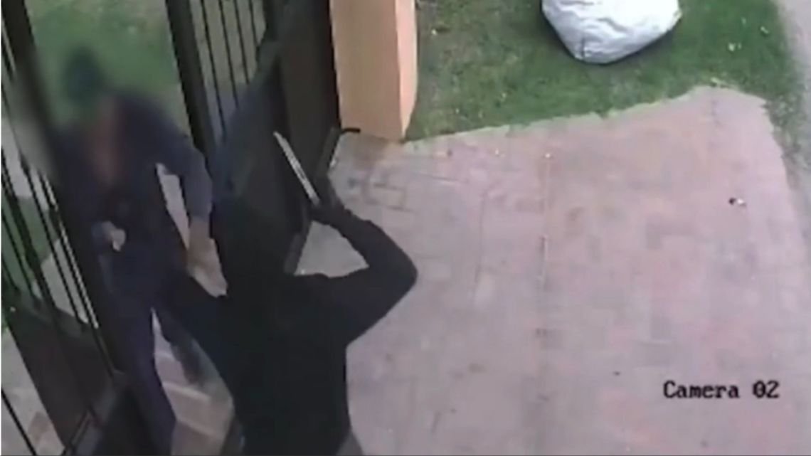 Brutal entradera a un jubilado en Villa Elisa: un video muestra el violento robo
