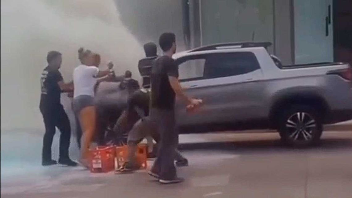 Camioneta se incendió en Pergamino y dos soderos la apagaron a sifonazos