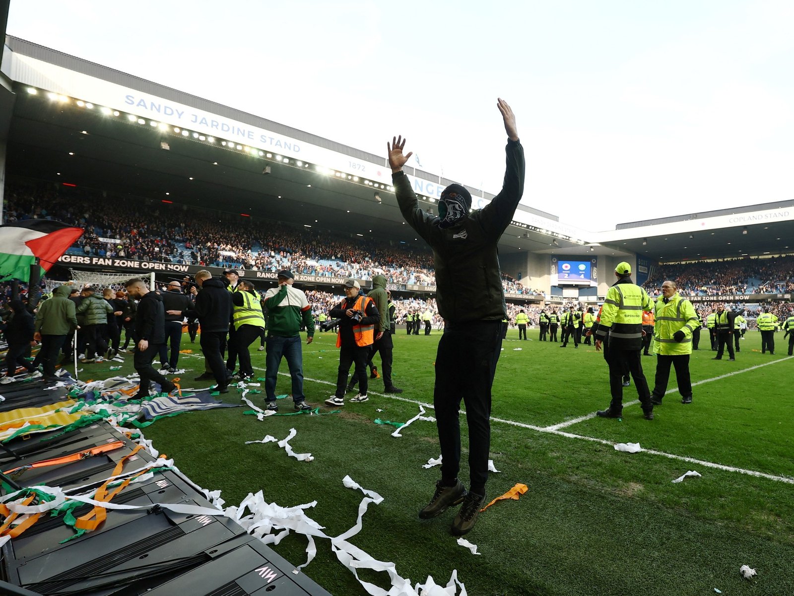 Celtic eliminó a Rangers de la Copa y los barras atacaron a los jugadores adentro de la cancha