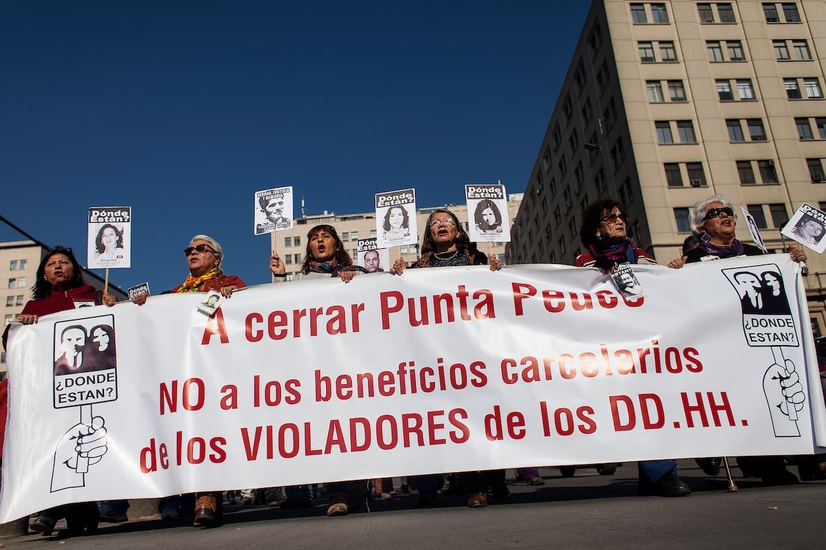 Chile discute una ley que posibilita que los violadores de derechos humanos en la dictadura de Pinochet cumplan prisión domiciliaria