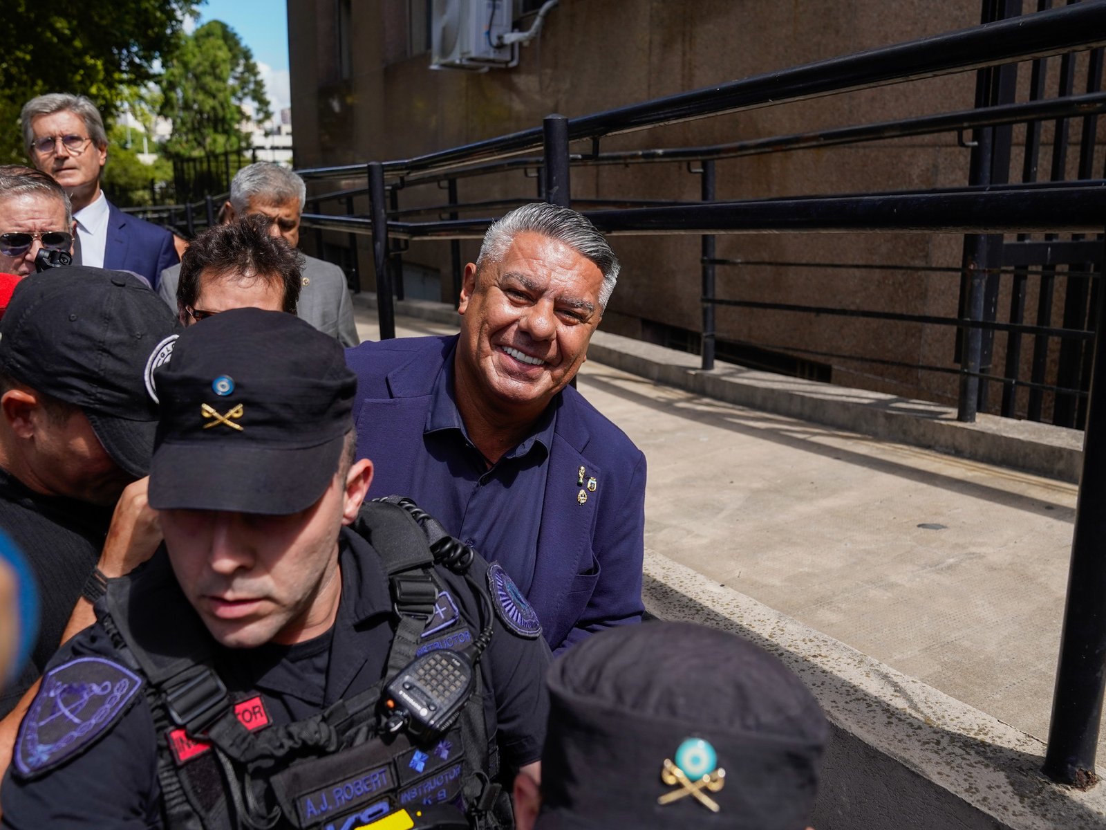 Chiqui Tapia celebró sus 9 años como presidente, en el medio de investigaciones judiciales, el repudio de los hinchas y la imagen por el piso