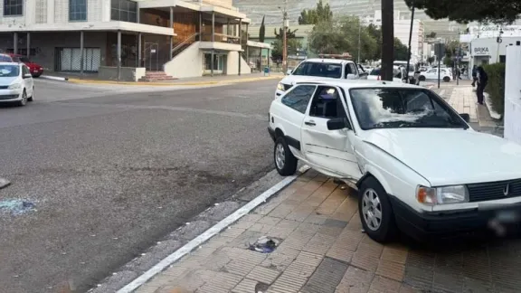 Chocó un auto estacionado frente a la Catedral y escapó
