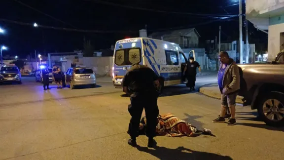 Colisión en Comodoro: una mujer sufrió grave lesión y el motociclista ocultó la moto
