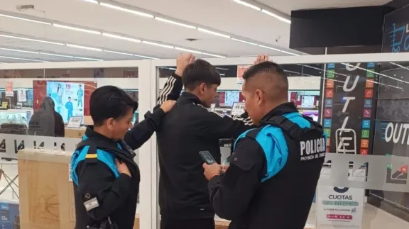 Comodoro: lo atraparon robando más de $50 mil pesos en chocolates