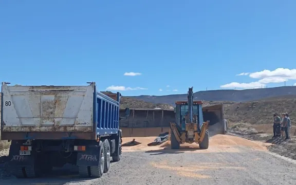 Comodoro: se desprendió el acoplado de un camión y volcó