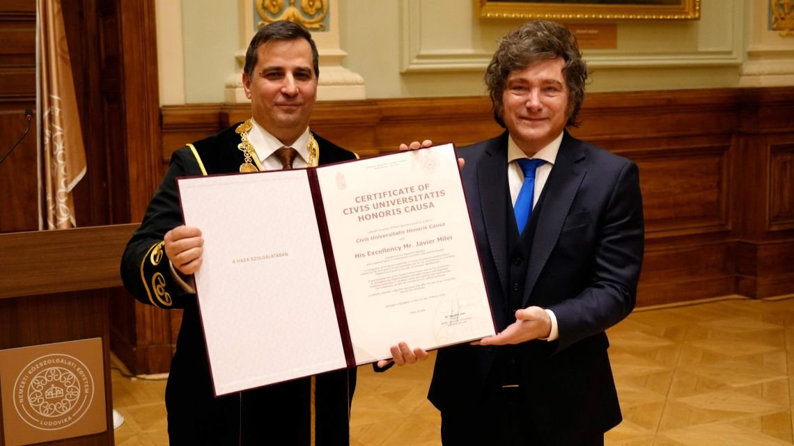 Con otro doctorado Honoris Causa y tras escala en Canarias, Milei regresó al país