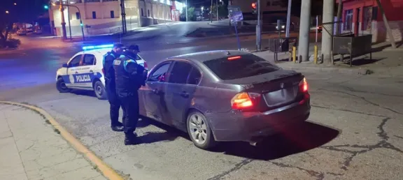 Conducía sin luces y con 1.36 g/L de alcohol en sangre