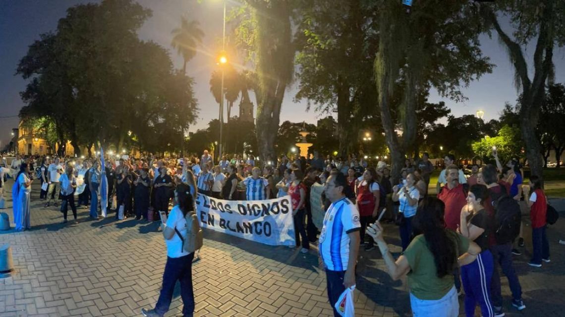 Conflicto docente en Corrientes: marchas contra el aumento del 6% y denuncias de "apriete" y un pedido directo al gobernador