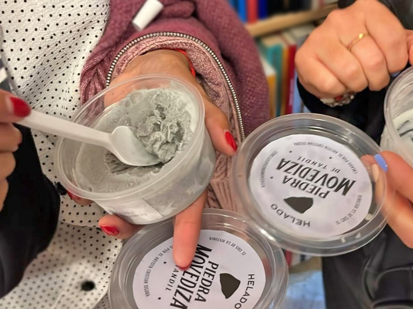 Convierten la Piedra Movediza de Tandil en un helado gris y activan la memoria colectiva