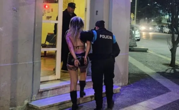 Desorden y alcohol en el cierre de boliches: dos mujeres a las piñas