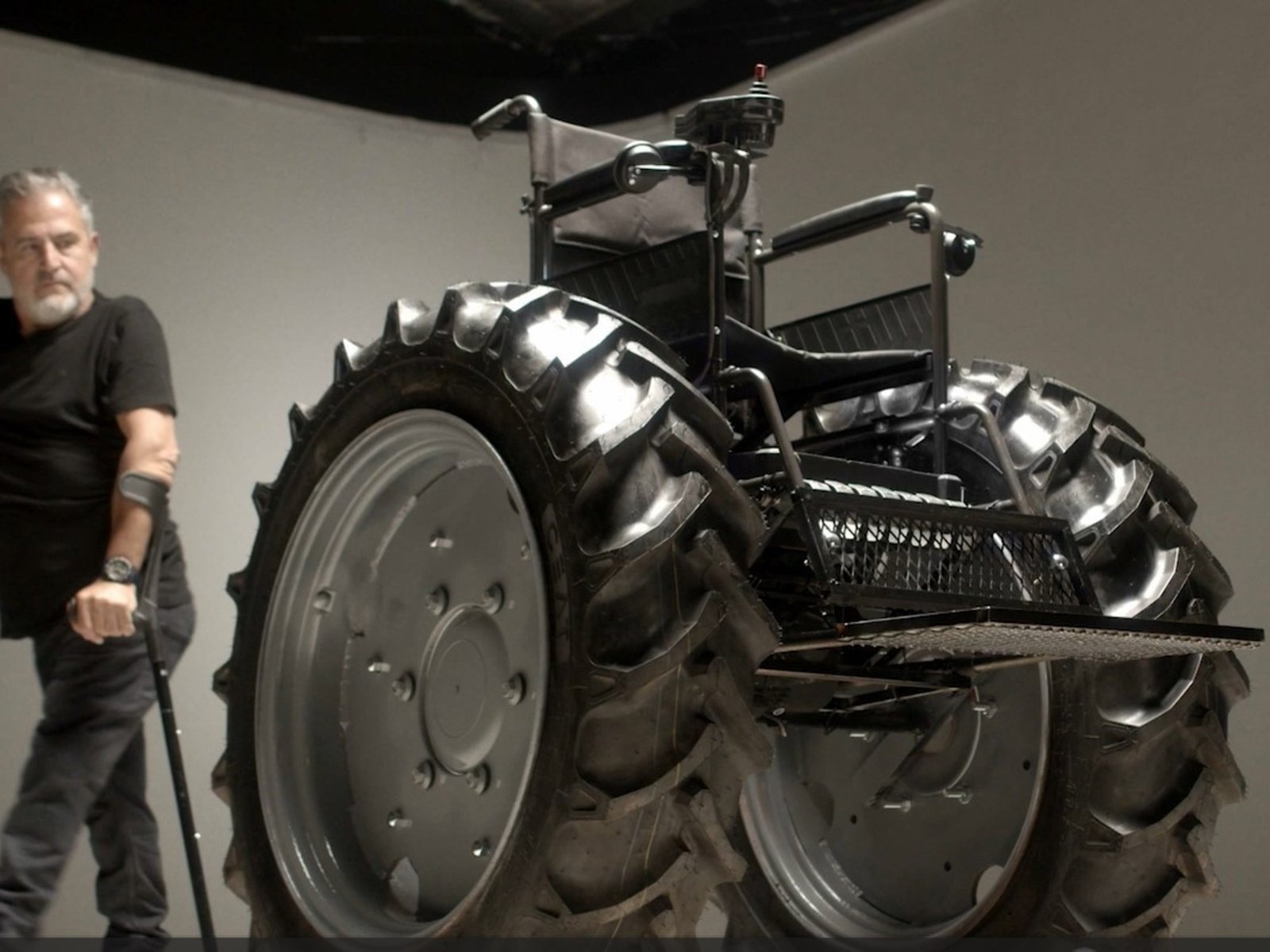 Diseñaron una silla de ruedas que puede pasar por arriba de los autos que obstruyen rampas: es para concientizar