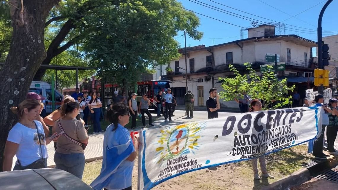 Docentes autoconvocados de Corrientes profundizan las protestas: "Los gremios están arreglados con el Gobierno"