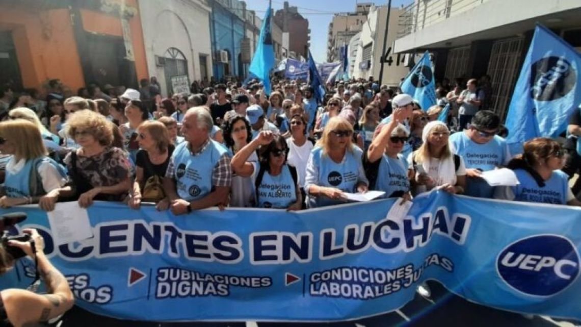 Docentes en Córdoba: 7 de cada 10 dicen que sus ingresos no alcanzan para llegar a fin de mes