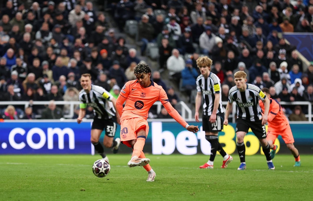 El Barça sobrevive en Newcastle con un gol de penalti de Lamine en el 96 | Fútbol | Deportes