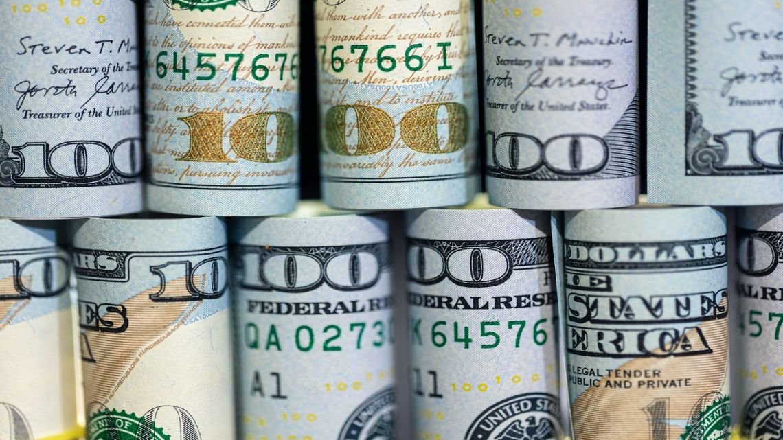 El dólar blue cerró en baja este miércoles 25 de marzo y el Banco Central sigue comprando dólares