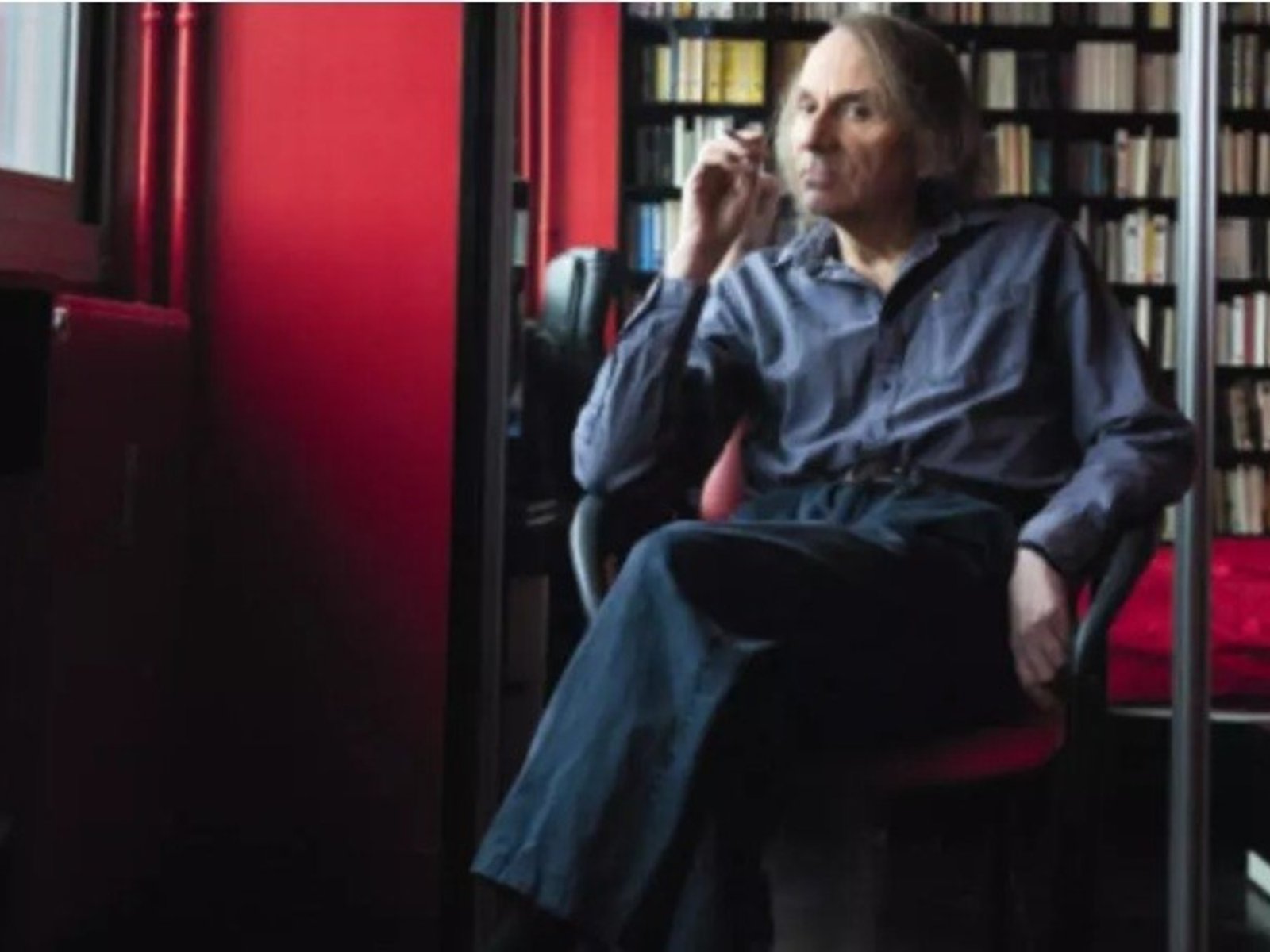 El escritor francés Michel Houellebecq regresa a la música con un álbum de estudio