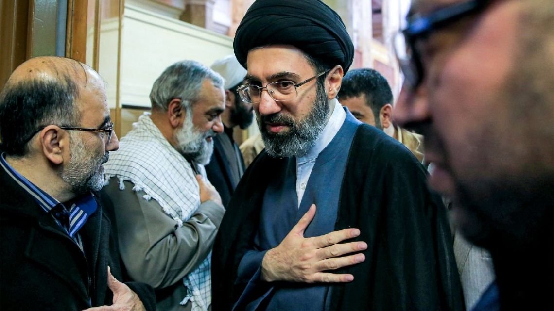 El nuevo líder de Irán, Mojtaba Khamenei, aún no habló en público y corren rumores de que podría no asumir