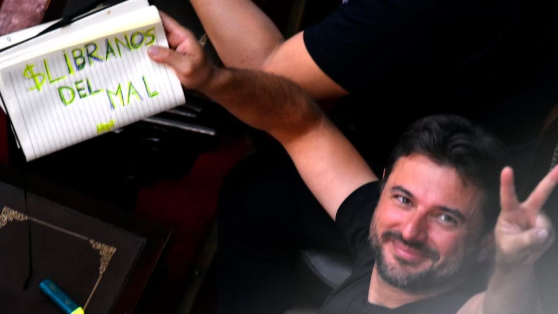 El provocador cartel de Juan Grabois contra el presidente Milei: "$Líbranos del mal"