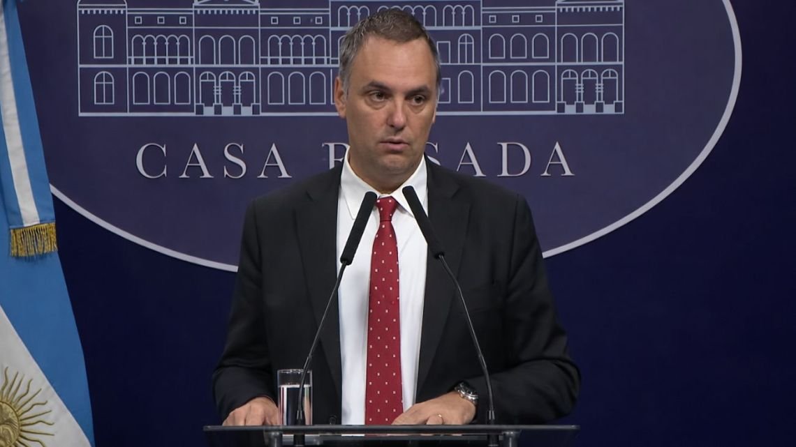 En “QR!”, Pablo Caruso cuestionó a Manuel Adorni: “Pusieron la vara tan alta que no la pudieron sostener”