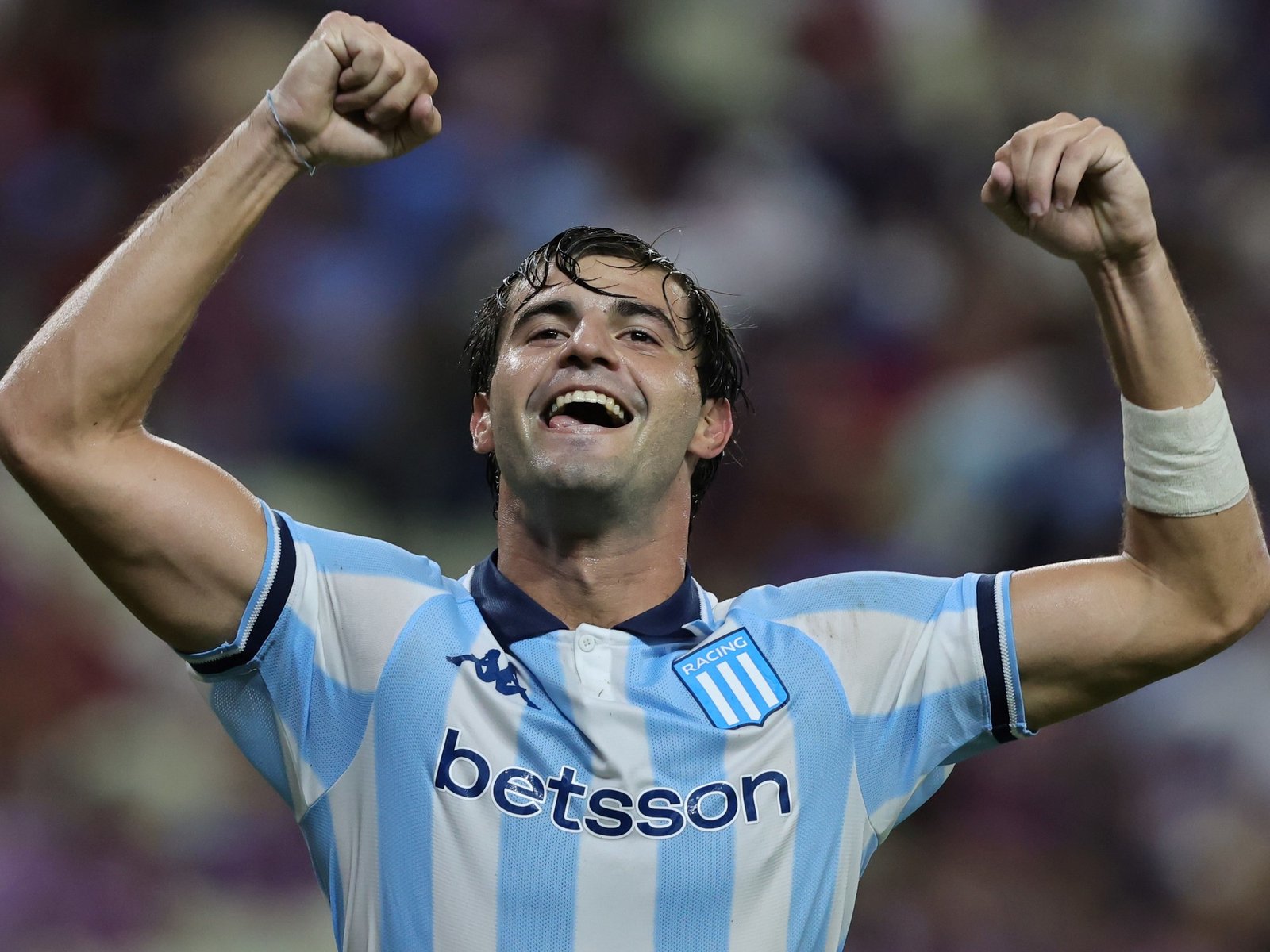 En Racing preocupa el malestar de Santiago Sosa, que le reclama a Diego Milito una mejora de su contrato